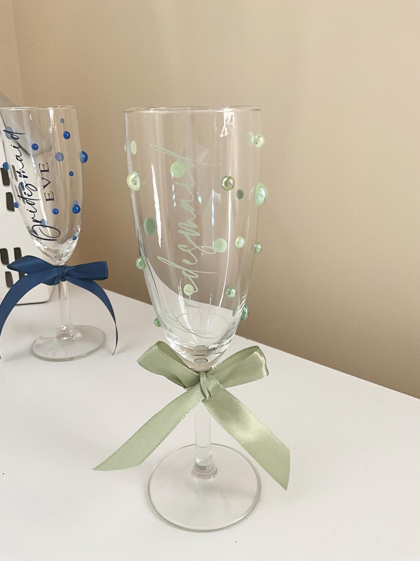 Personalised wedding champagne flutes with pearls and ribbon- bride champagne glass